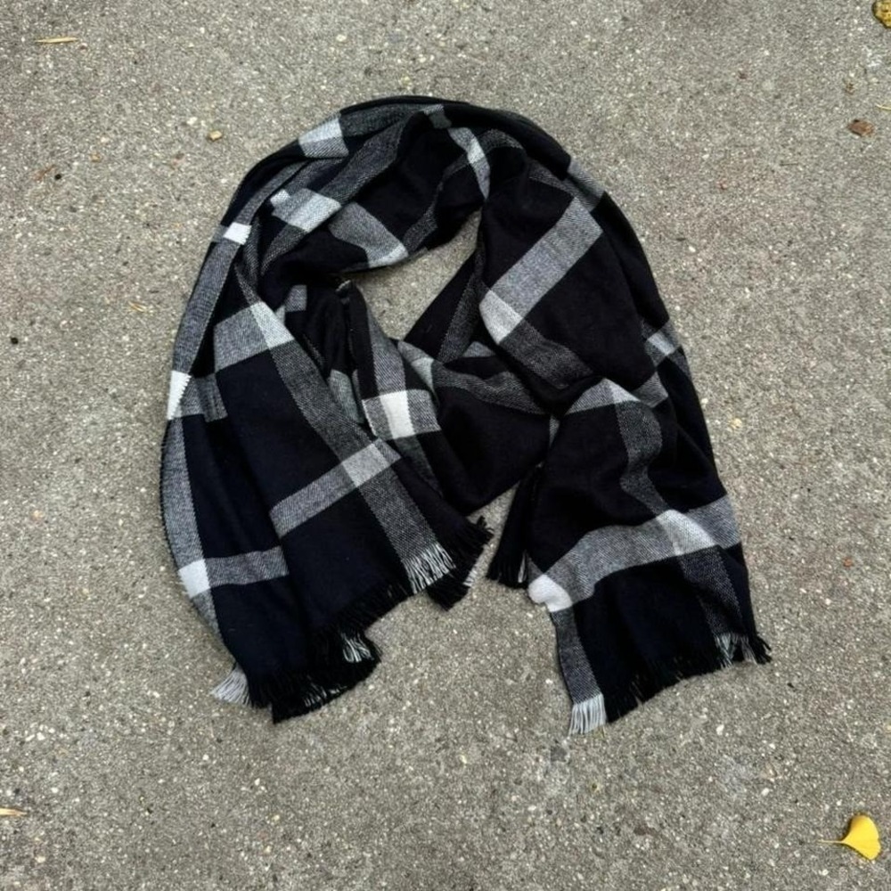 The Gap Plaid Scarf Women's‎ One Size Acrylic Black White Fringe Boho Fall Chill